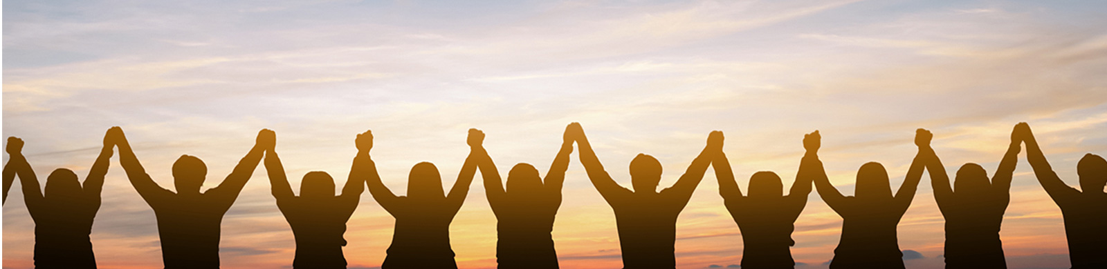 Photo silhouette of people holding hands in the air against a sunset